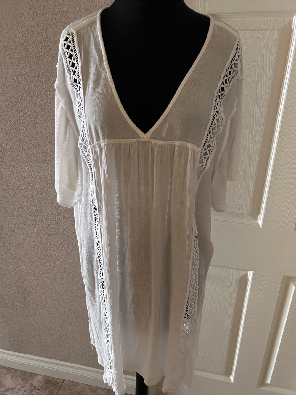 Womenβs White Swim Cover-Up Tunic with Lace Trim size Large